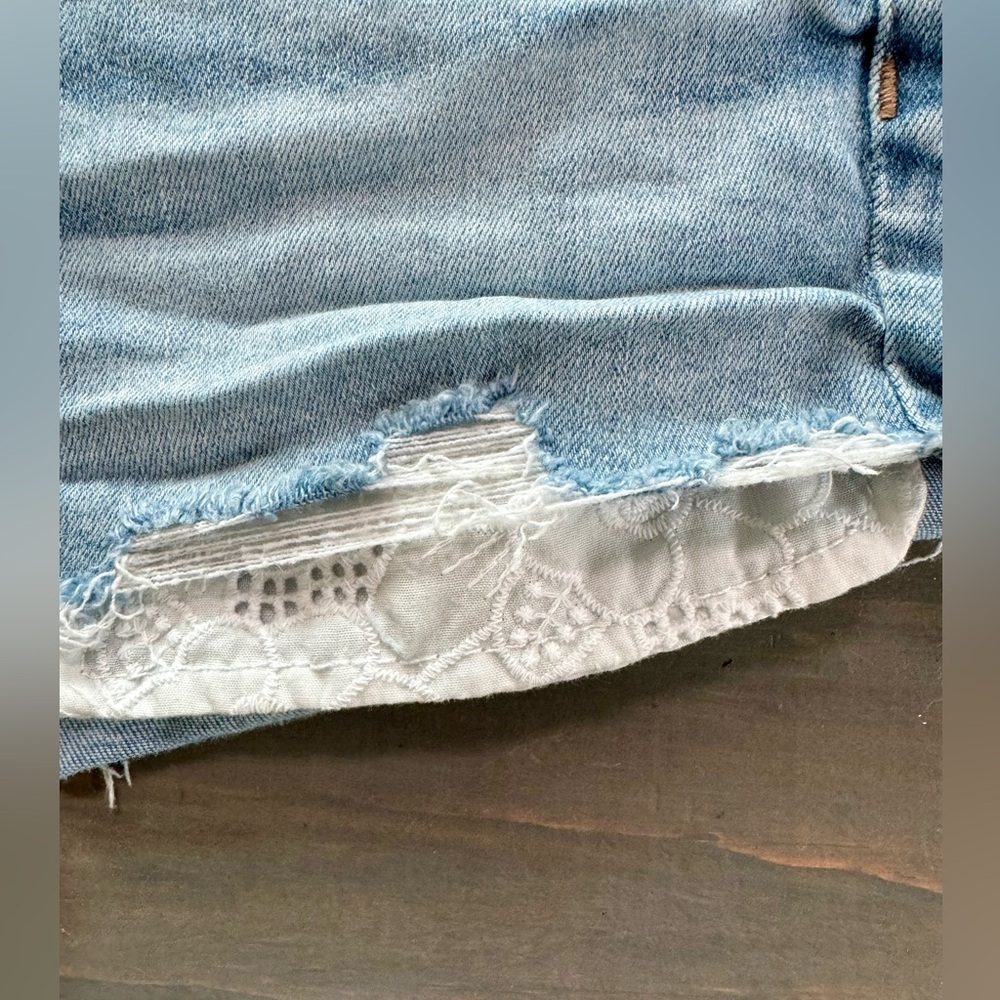 America Eagle Women’s Demin Frayed Jean Shorts with Lace Pockets. Size 4. - Picture 3 of 4